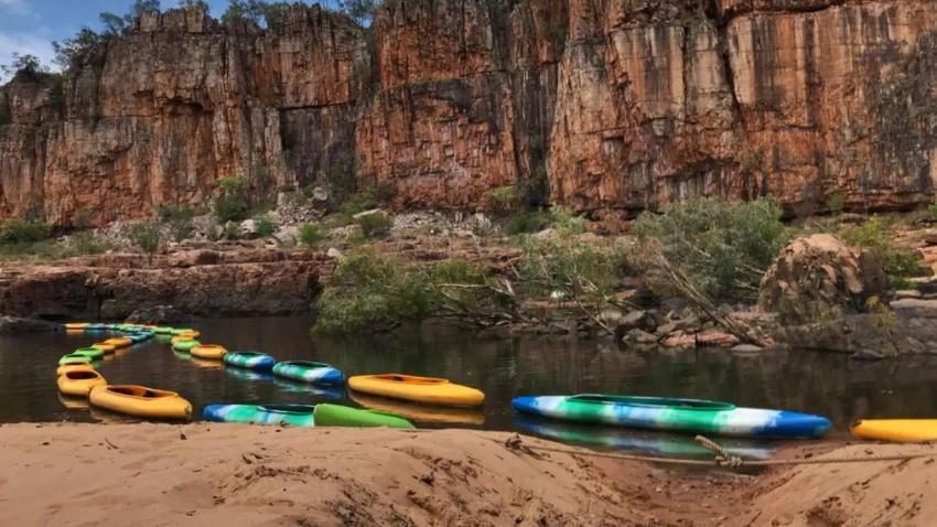 Salon Chloe | Kayaking Adventures in Nitmiluk: Paddle Through Katherine Gorge Kayaking Adventures in Nitmiluk
