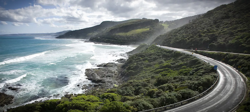 Explore the stunning coastline of Australia on a tour of the Great Ocean Road